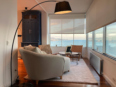 Dirección, horario, teléfono y opiniones de Kärmel Showroom - Mobiliario Contract & Home en Fuengirola